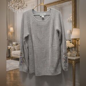 NWOT Denim moves large Gray Sweater with Floral Embroidery Sleeves
